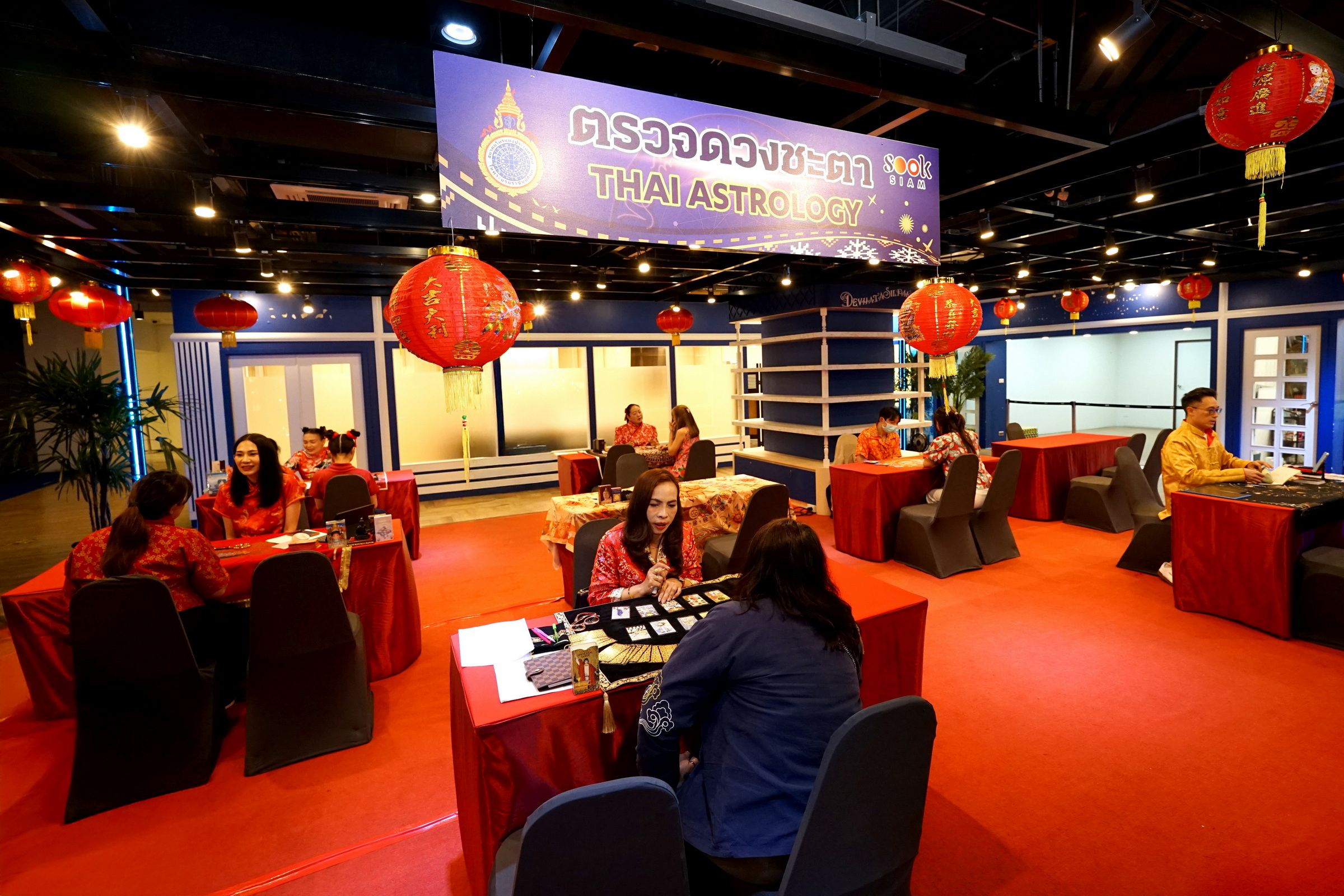 สุขสยาม ณ ไอคอนสยาม เปิดประตูรับโชคลาภ ต้อนรับตรุษจีนปีมะเมียชวนเสริมดวง เสริมเฮง กับกิจกรรม “ดูดวงให้ดวงดีรับปีมะเมีย”โดยสมาคมโหรแห่งประเทศไทย ในพระบรมราชินูปถัมภ์